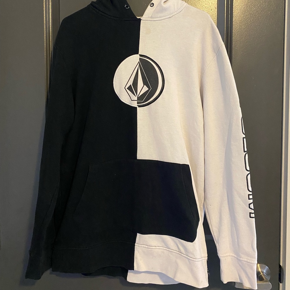 Vintage Volcom hoodie. Fits like a large.